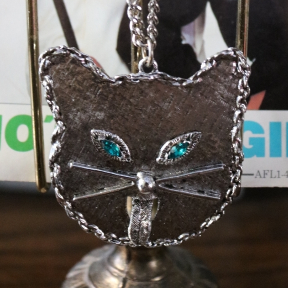 Vintage Silver Cat Pendant Necklace Green Gemstone Eyes Retro Unique Statement